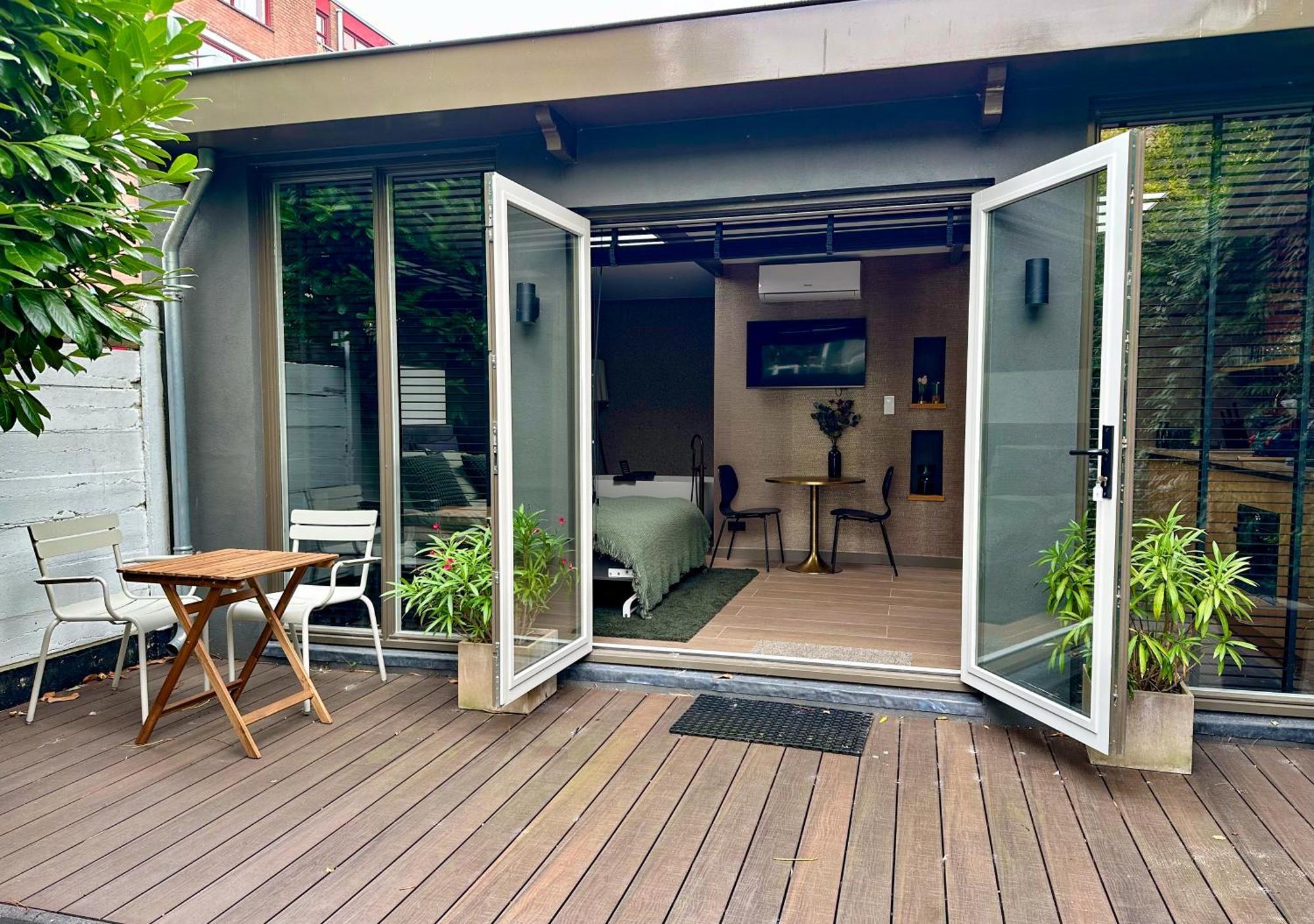 Oasis With Private Parking Apartment