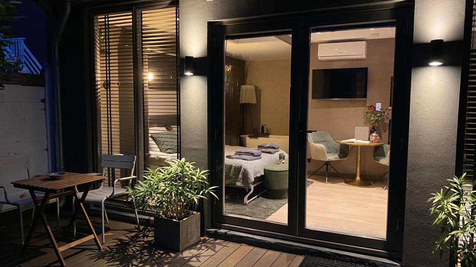 Oasis With Private Parking Apartment