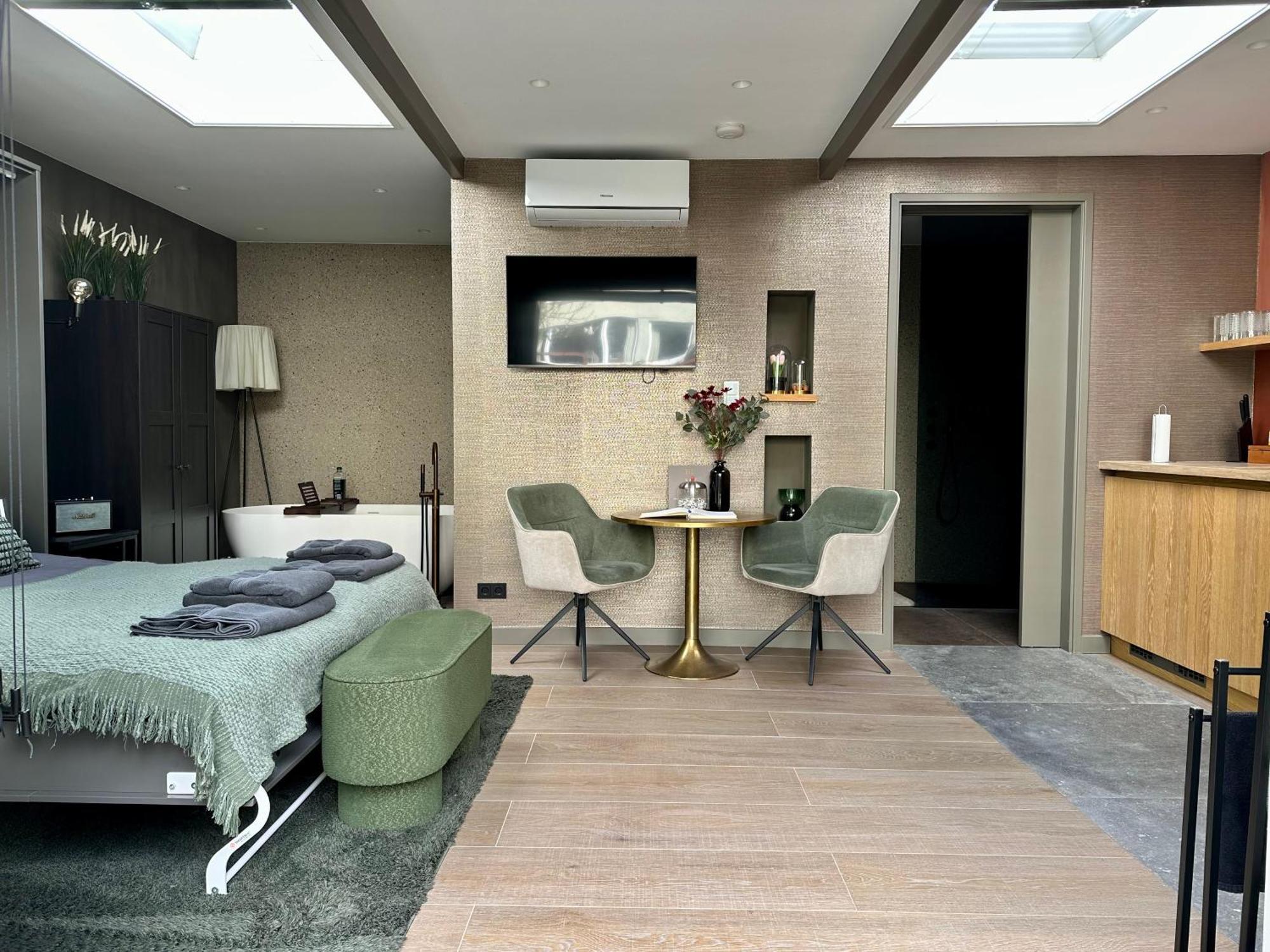 Apartment Oasis With Private Parking *